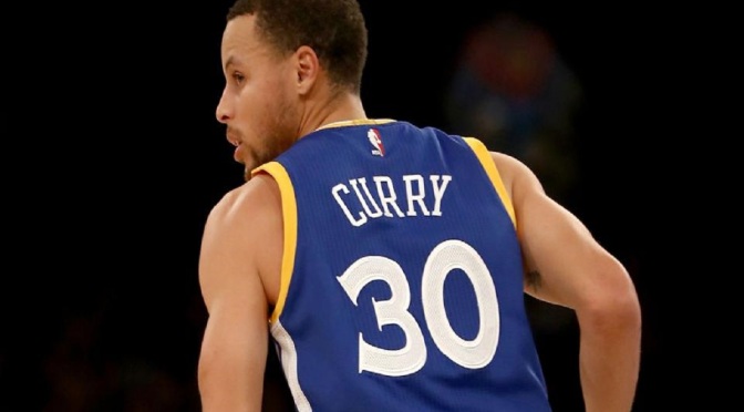 Stephen Curry é o dono da camisa mais popular da NBA